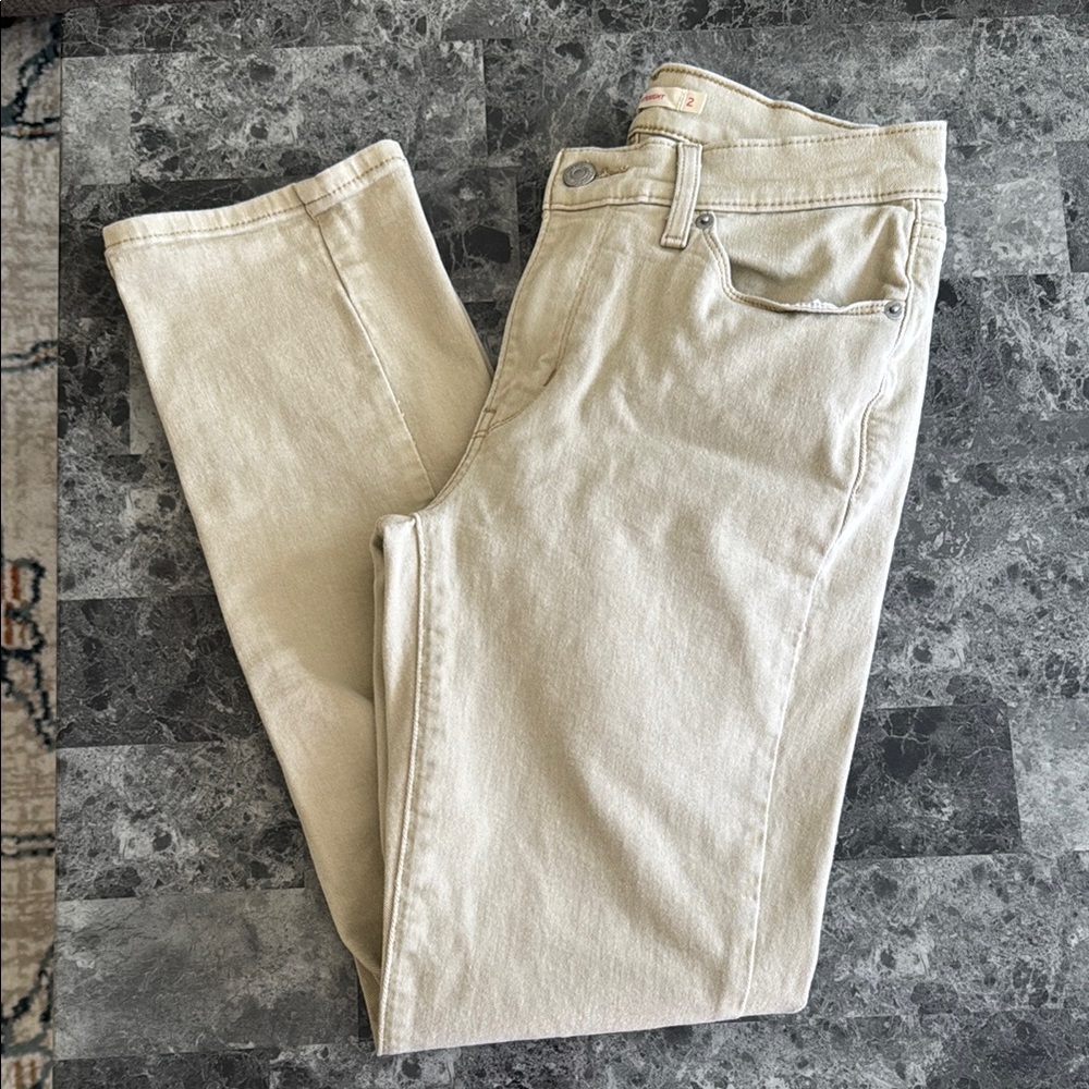 Khaki Levi’s classic straight size 2 or 26